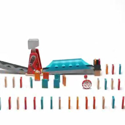 CIRCUIT DE DOMINOS MARTEAUX EN BOIS HAPE